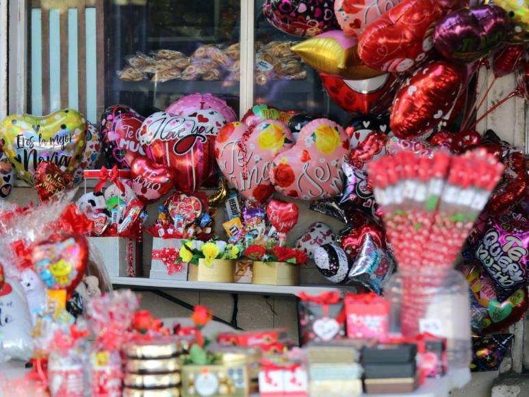 Flores, chocolates y peluches: calles de Tegucigalpa se llenan de detalles previo al Día de San Valentín
