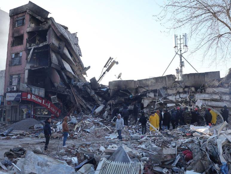 En una carrera contrarreloj, socorristas buscan sobrevivientes tras sismos en Turquía y Siria