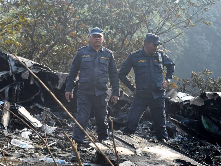 Impactantes imágenes del trágico accidente aéreo donde murieron 68 personas en Nepal