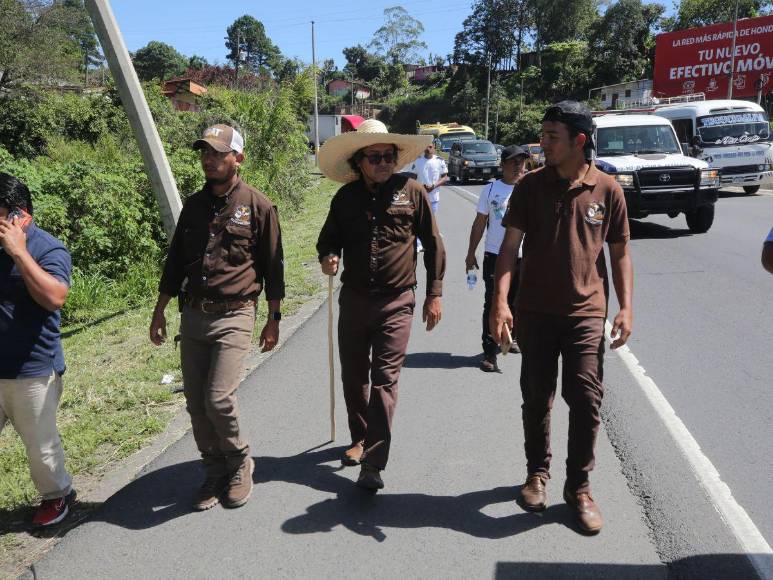 Padre Leopoldo Serrano llega a la capital: ¿Qué habló con Xiomara Castro?