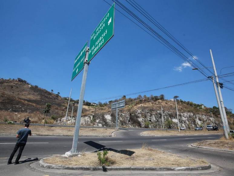 Fotos inéditas de la zona del accidente en el anillo periférico donde murieron dos universitarias