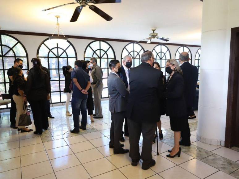 Grandes personalidades y amigos llegan al funeral del excomisionado Ramón Custodio López