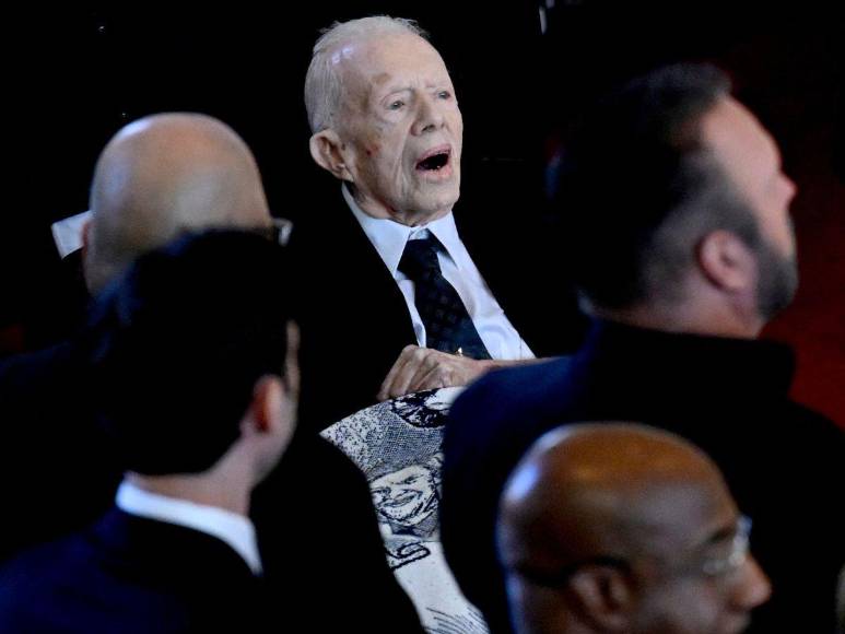 En silla de ruedas y en primera fila, Jimmy Carter da último adiós a su esposa