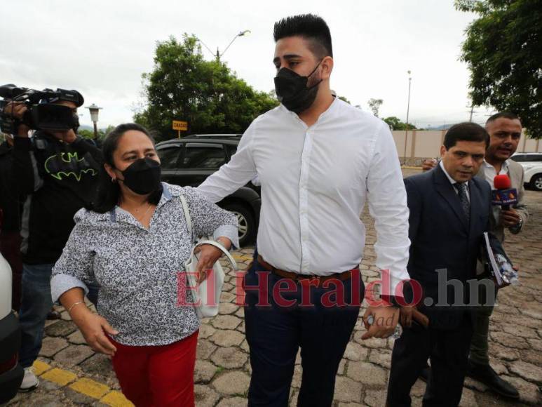 Tranquilo y abrazando a su madre, así llegó Kevin Solórzano al Tribunal de Sentencias