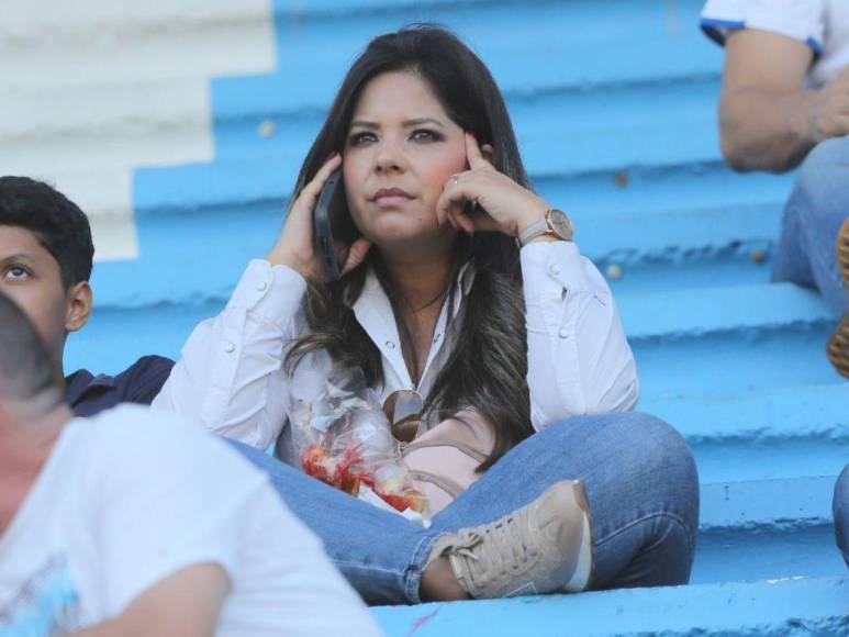 Deslumbrantes y hermosas, así llegaron las catrachas a ver el partido de Honduras vs Cuba