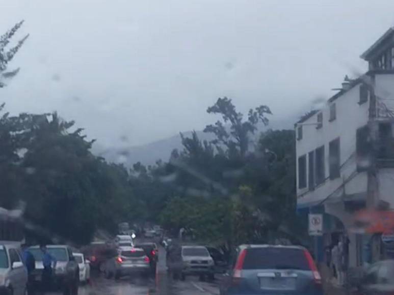 Intensas lluvias azotan la capital por efectos de tormenta tropical Alberto
