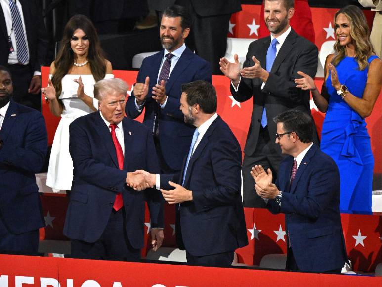 Entre aplausos y con la oreja vendada: Trump asiste a convención republicana