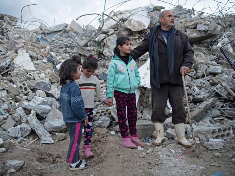 En una carrera contrarreloj, socorristas buscan sobrevivientes tras sismos en Turquía y Siria