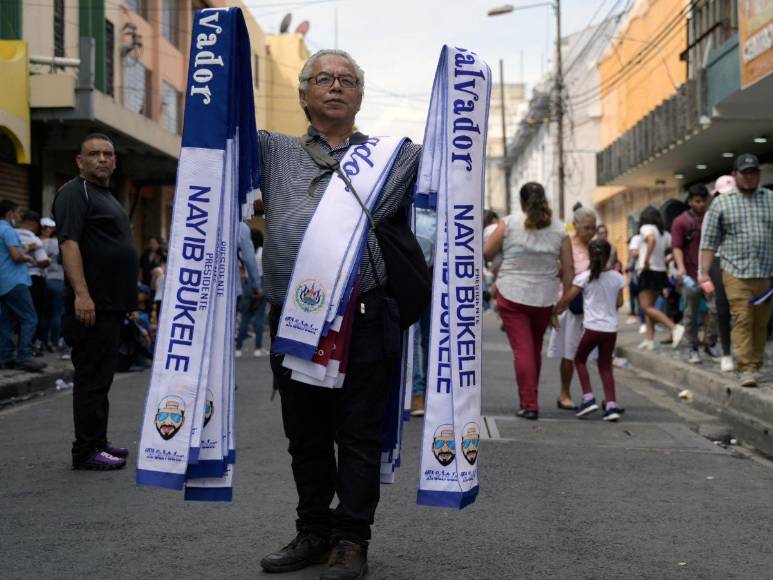 Desde el beso hasta disfraces: curiosidades que dejó la toma de posesión de Bukele