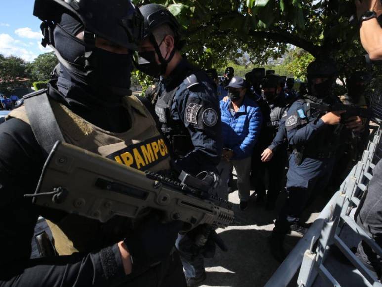 Bajo fuerte resguardo policial y en caravana: así fue el traslado del exdiputado Midence Oquelí a la CSJ