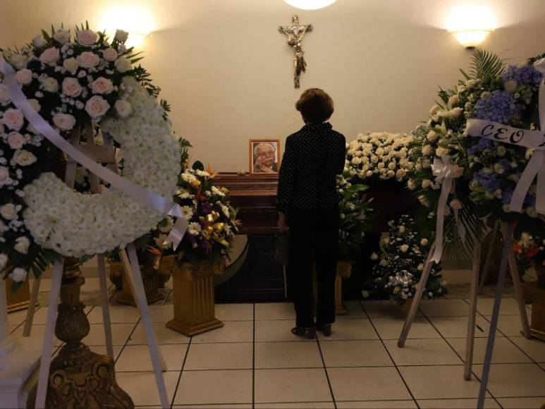 Grandes personalidades y amigos llegan al funeral del excomisionado Ramón Custodio López