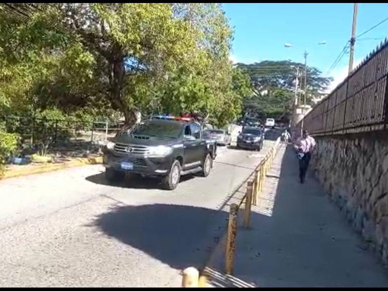 Bajo fuerte resguardo policial y en caravana: así fue el traslado del exdiputado Midence Oquelí a la CSJ