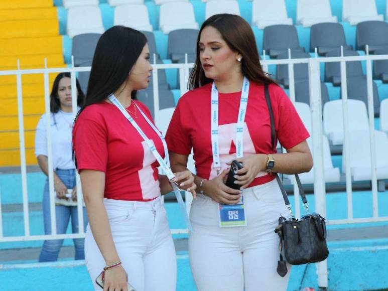 Deslumbrantes y hermosas, así llegaron las catrachas a ver el partido de Honduras vs Cuba