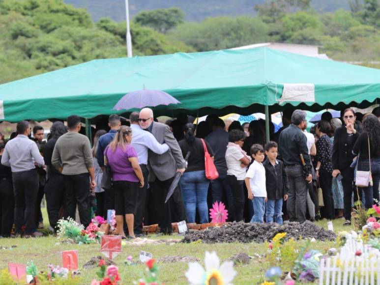 Sin poder verlo por última vez, familiares se despiden de Elvin Izaguirre