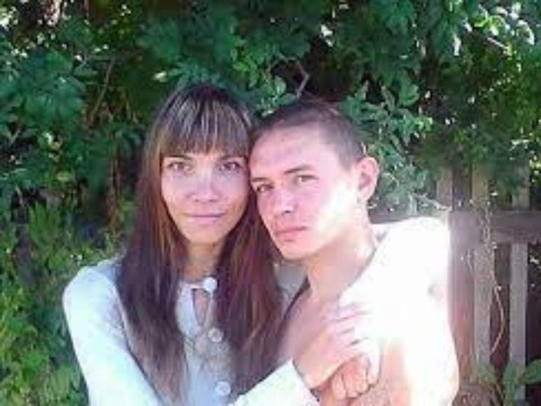 Se enamoró de un preso y la mató a golpes el día que se casaron: la historia de Oksana y su amor por un femicida en Rusia