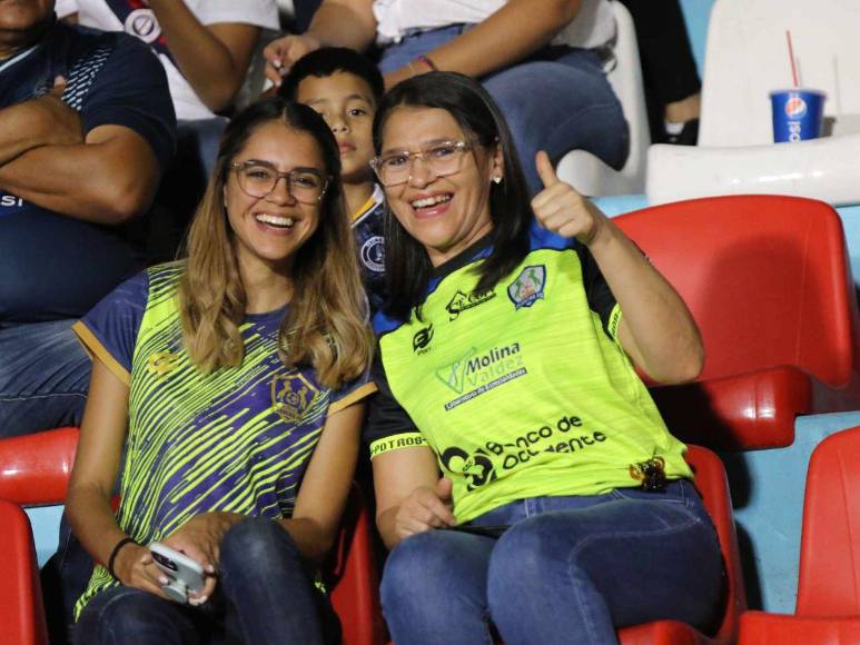 Bellas aficionadas del Olancho FC y Motagua engalanan el ‘Chelato’ Uclés