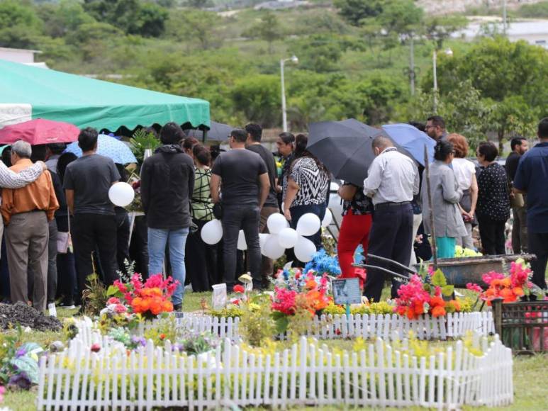 Sin poder verlo por última vez, familiares se despiden de Elvin Izaguirre