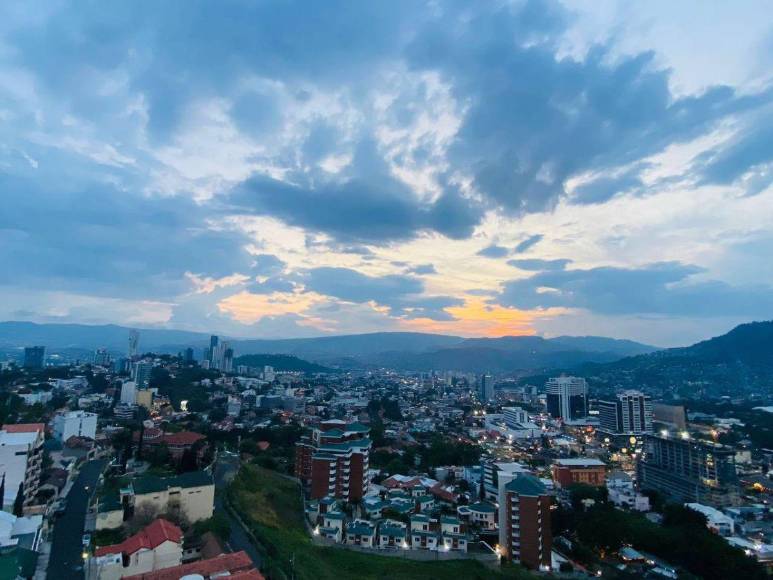 En menos de 24 horas, Tegucigalpa desapareció nuevamente bajo la densa bruma