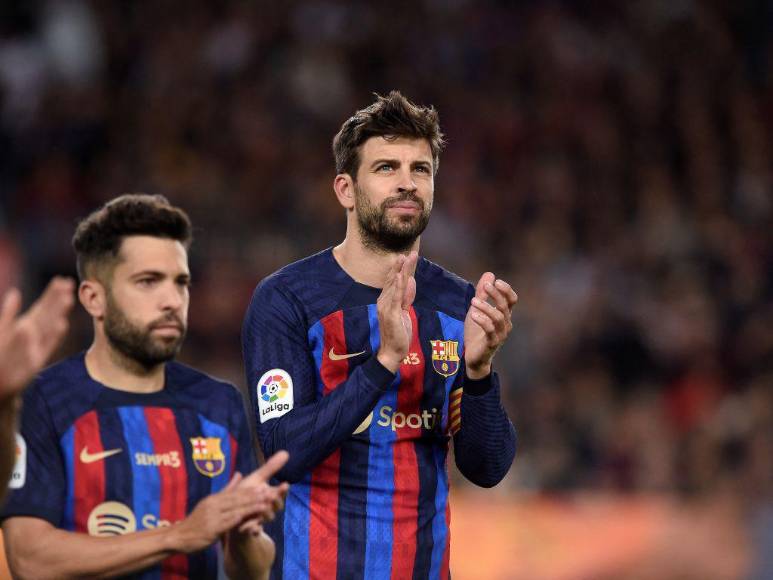 Acompañado de sus hijos y ovacionado por la afición: Así fue el último partido de Piqué con el Barcelona