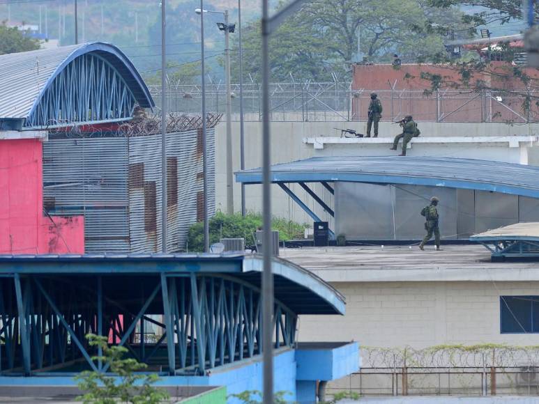 Imágenes del traslado de “Fito”, temido cabecilla de “Los Choneros” que había amenazado a Fernando Villavicencio