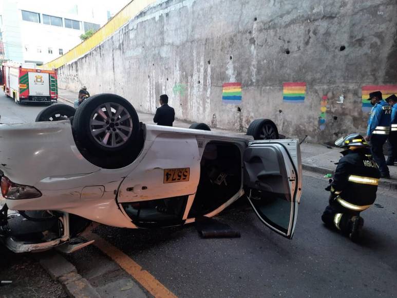 Los destrozos del taxi que “voló” desde puente en barrio Guadalupe y dejó cuatro heridos
