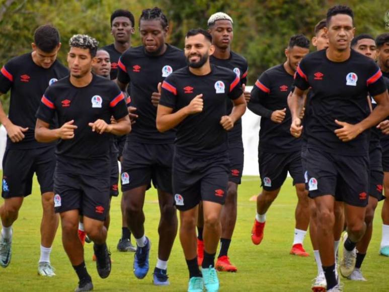 Olimpia para Apertura 2024: Cinco salidas y los fichajes de Pedro Troglio