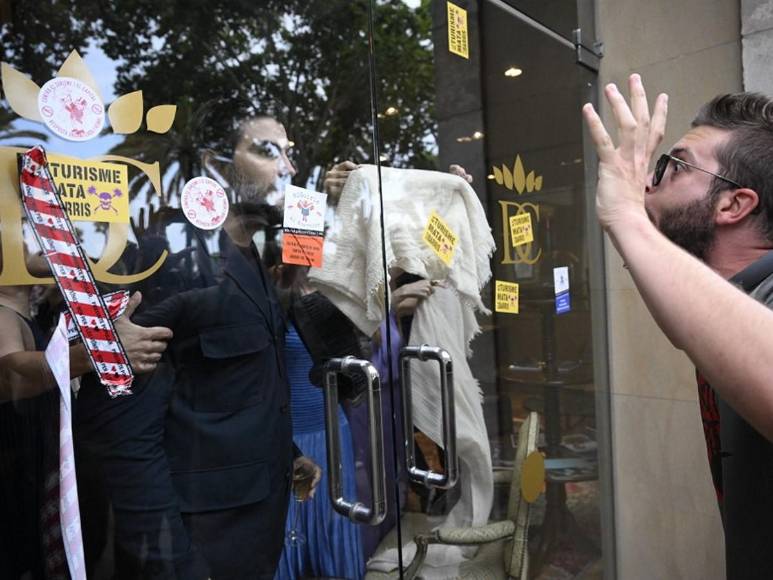 Barcelona protesta contra el turismo masivo: “Hace invivible la ciudad”