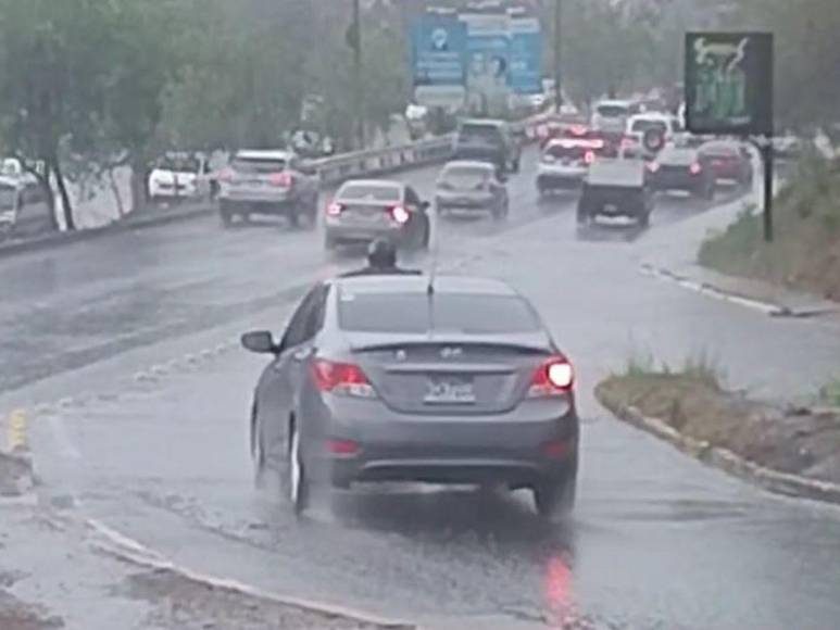 Inundaciones y congestionamiento vial por lluvia en la capital