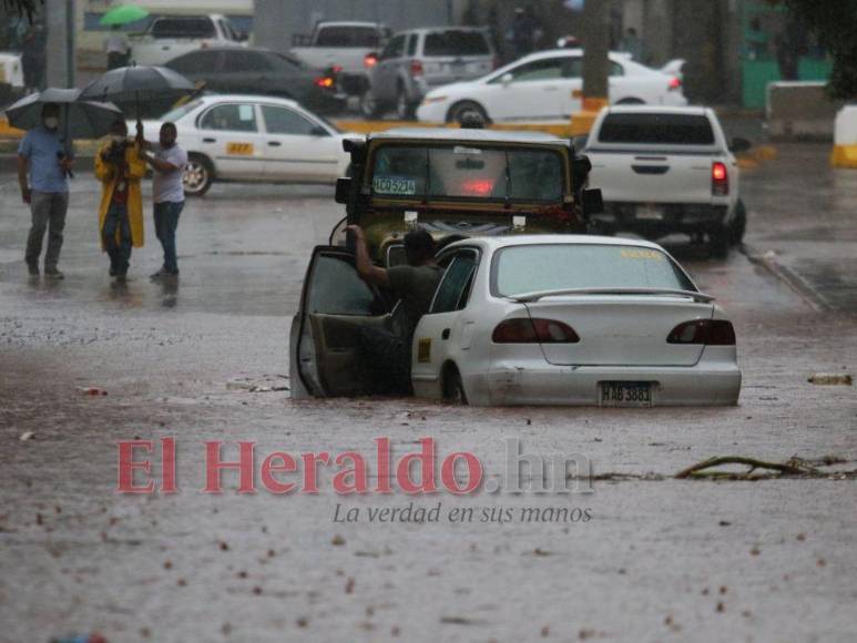 Caos y vulnerabilidad: así luce la capital tras varios minutos de lluvia