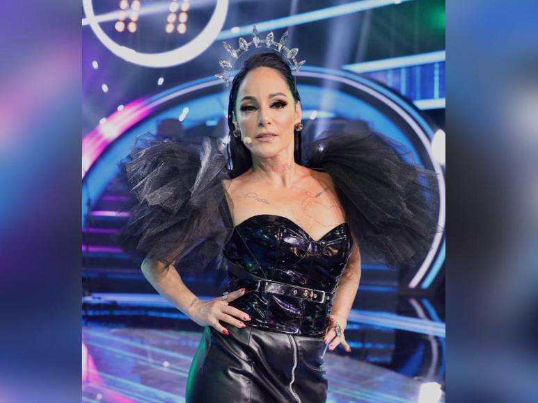 Excéntricos, espectaculares y únicos: los looks de Lolita Cortés en La Academia