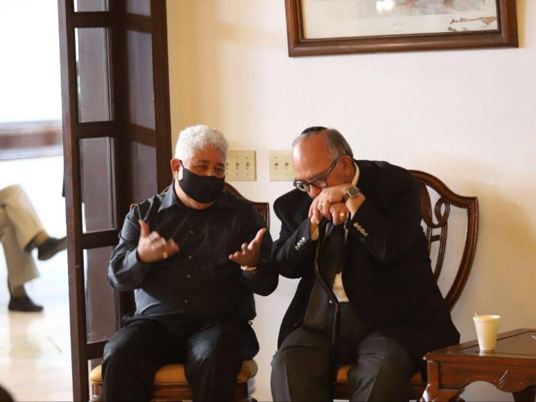 Grandes personalidades y amigos llegan al funeral del excomisionado Ramón Custodio López