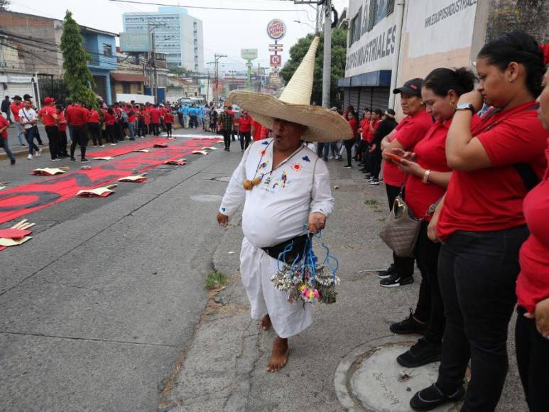 Monigotes, militantes de Libre y bandera azul turquesa: las primeras imágenes del Día del Trabajador en la capital