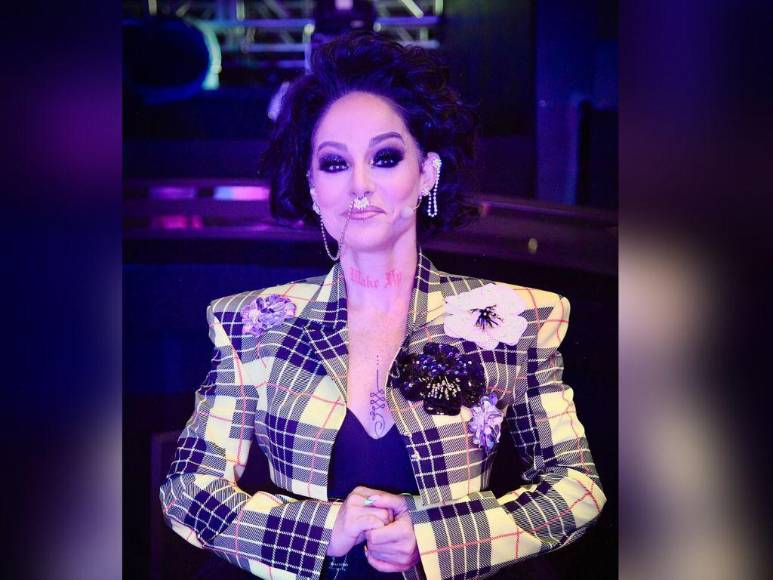 Excéntricos, espectaculares y únicos: los looks de Lolita Cortés en La Academia