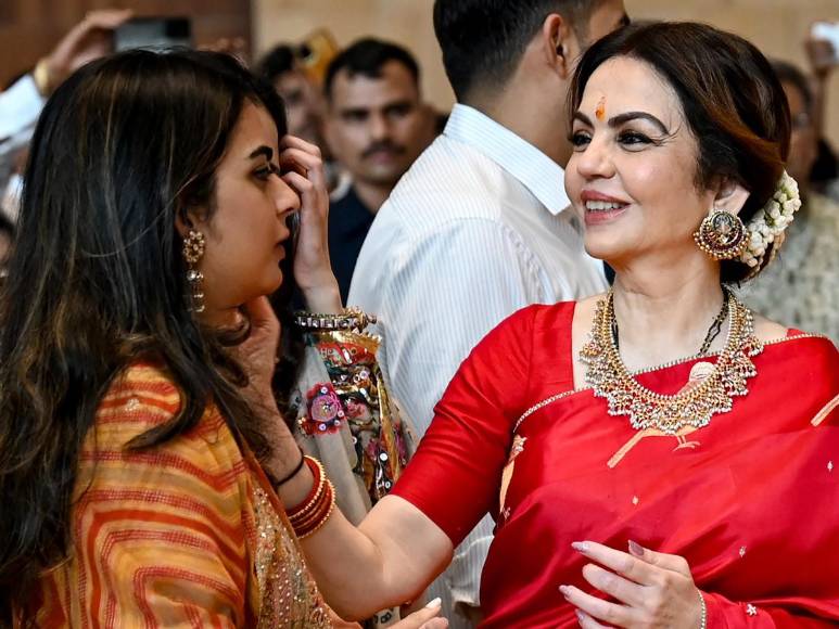 Familia más rica de Asia organiza bodas masivas antes del millonario enlace de su hijo