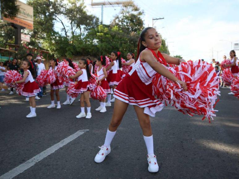 Dinámicas y bellas pomponeras de las escuelas alegran los desfiles patrios en la capital