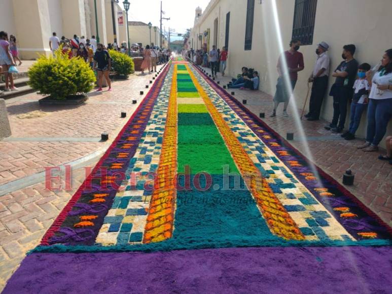 Comayagua viste de arte el Viernes Santo con las alfombras de aserrín (Fotos)