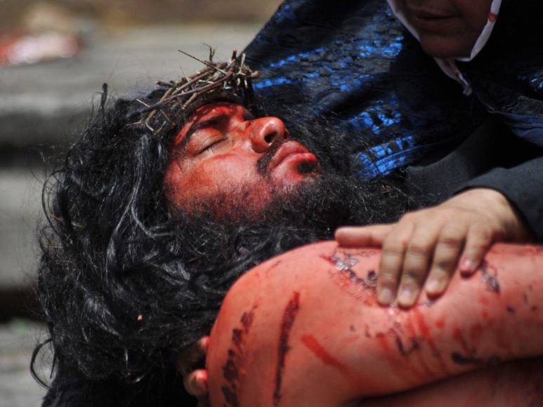 Impactante: La crucifixión de Jesús en el Vía Crucis de la iglesia El Calvario