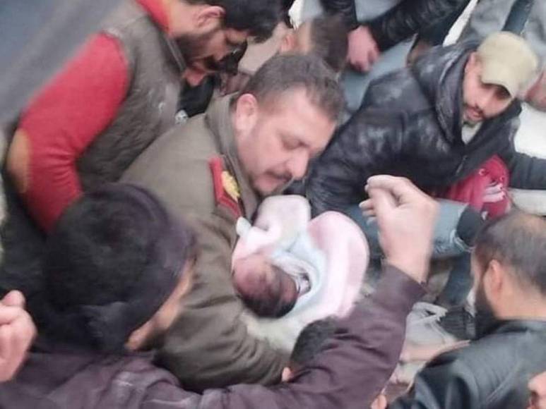 En una carrera contrarreloj, socorristas buscan sobrevivientes tras sismos en Turquía y Siria