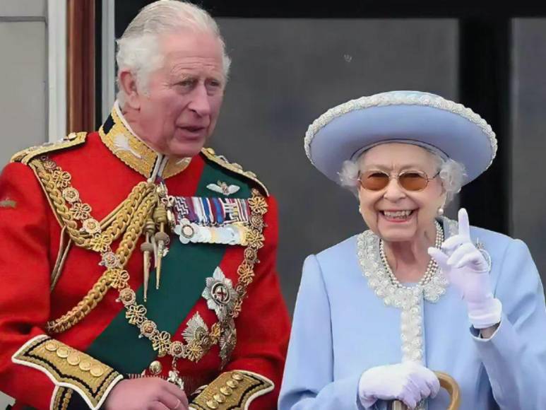 Papel de baño y frutas que no comerá: las extrañas exigencias del rey Carlos III