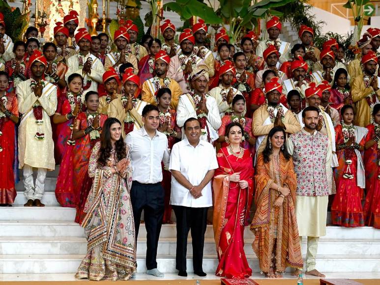 Familia más rica de Asia organiza bodas masivas antes del millonario enlace de su hijo