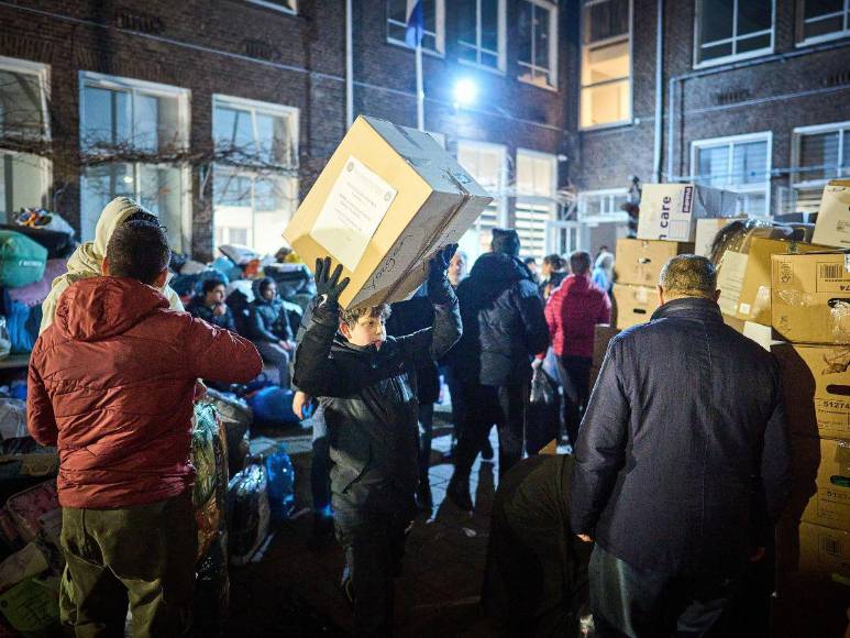 En una carrera contrarreloj, socorristas buscan sobrevivientes tras sismos en Turquía y Siria