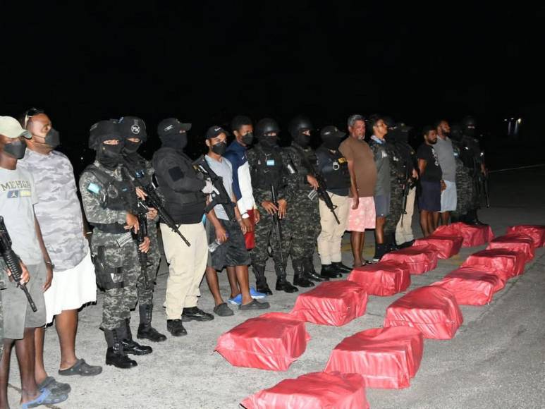 Más de 300 paquetes de cocaína y ocho detenidos: Así fue el traslado de la droga decomisada en el Caribe (Fotos)