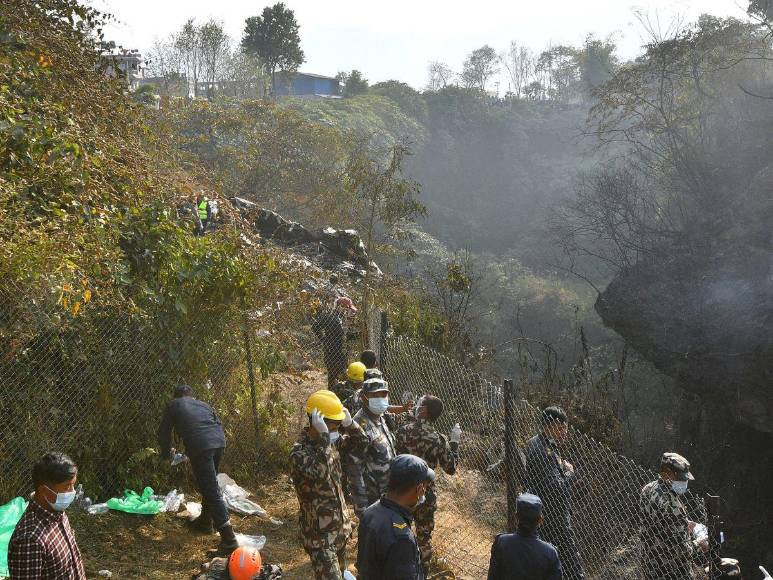 Impactantes imágenes del trágico accidente aéreo donde murieron 68 personas en Nepal