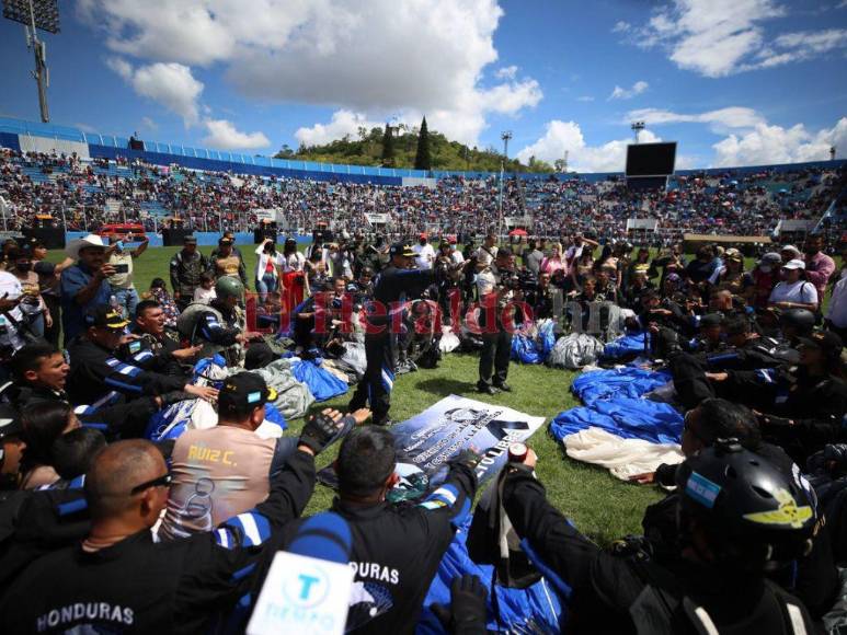 Caída en el Río Choluteca, fractura y aterrizaje en sector silla: incidencias en el show de paracaidistas