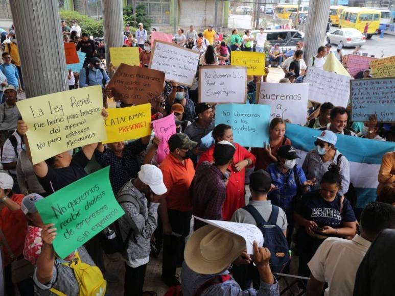 Ambiente del CN: Protesta de pacientes renales y expectativa por renuncia de Nasralla