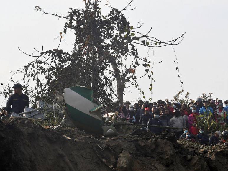 Impactantes imágenes del trágico accidente aéreo donde murieron 68 personas en Nepal