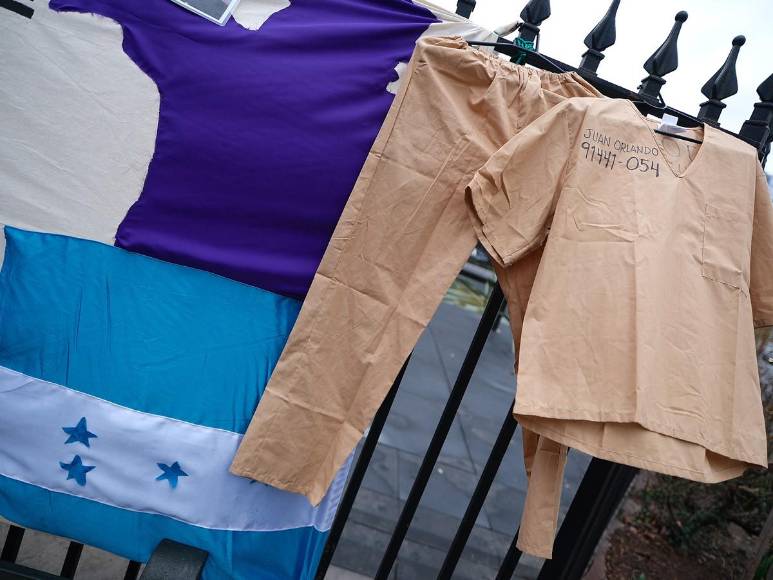 Con nombre y número de reo: manifestantes exhiben frente a la Corte uniforme para JOH