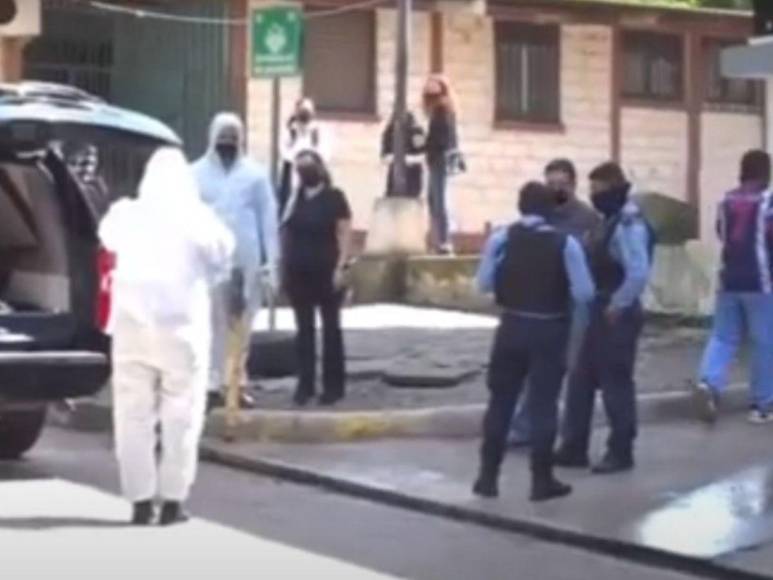 Sumidos en el dolor, familiares retiran cuerpos de jóvenes asesinados tras mudanza