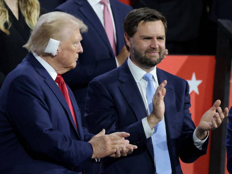 Entre aplausos y con la oreja vendada: Trump asiste a convención republicana