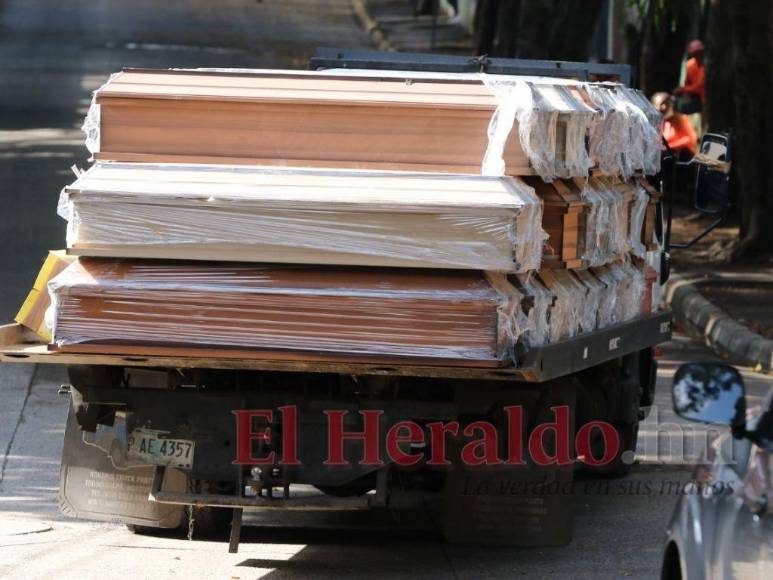 Olvidados por familiares: Así fue el entierro masivo de cadáveres sin reclamar en la capital (Fotos)